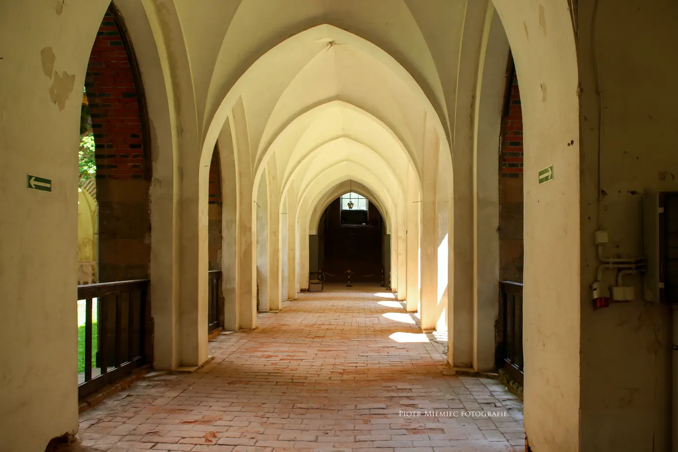 Krużganki i masywne filary wewnątrz pałacu