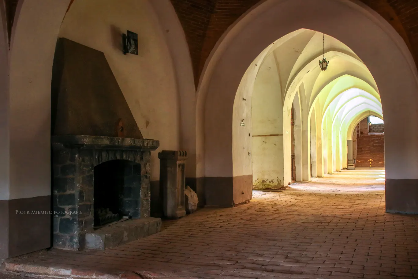 Cień i światło na kamiennych arkadach pałacu