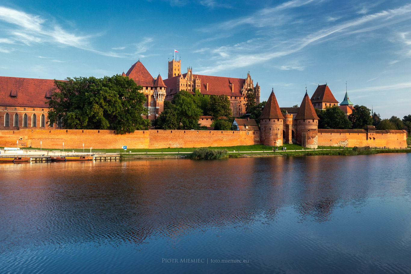 Zamek ujęty od strony kładki nad rzeką