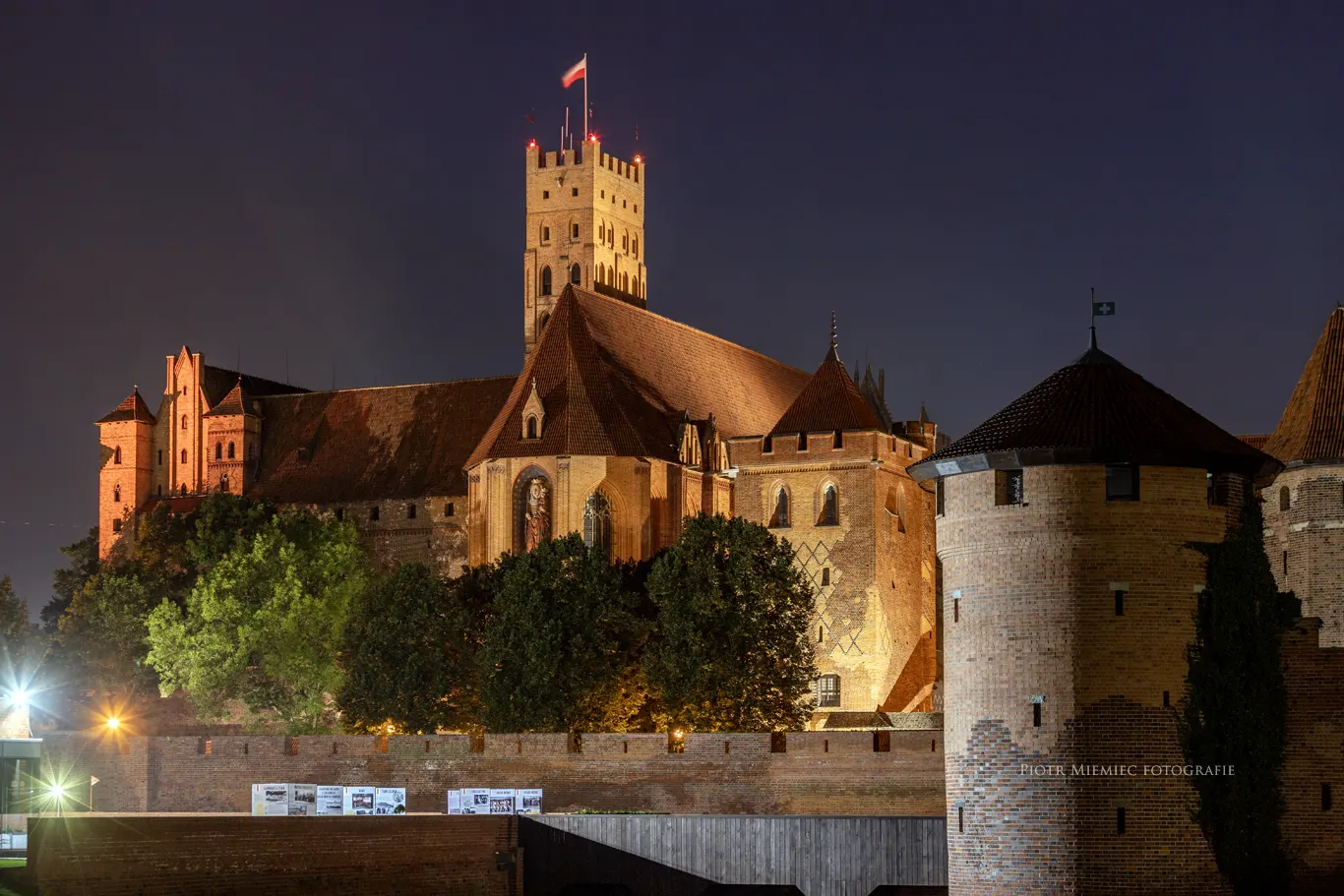 Zdjęcie nocne zamku w Malborku