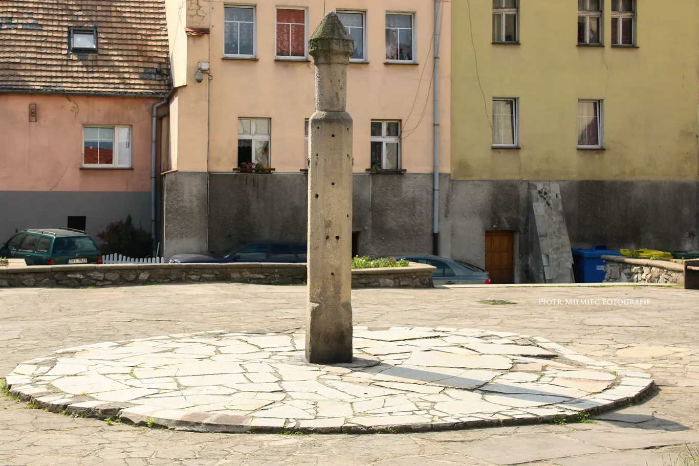 Kamienny pręgierz, pamiątka średniowiecznego prawa miejskiego.