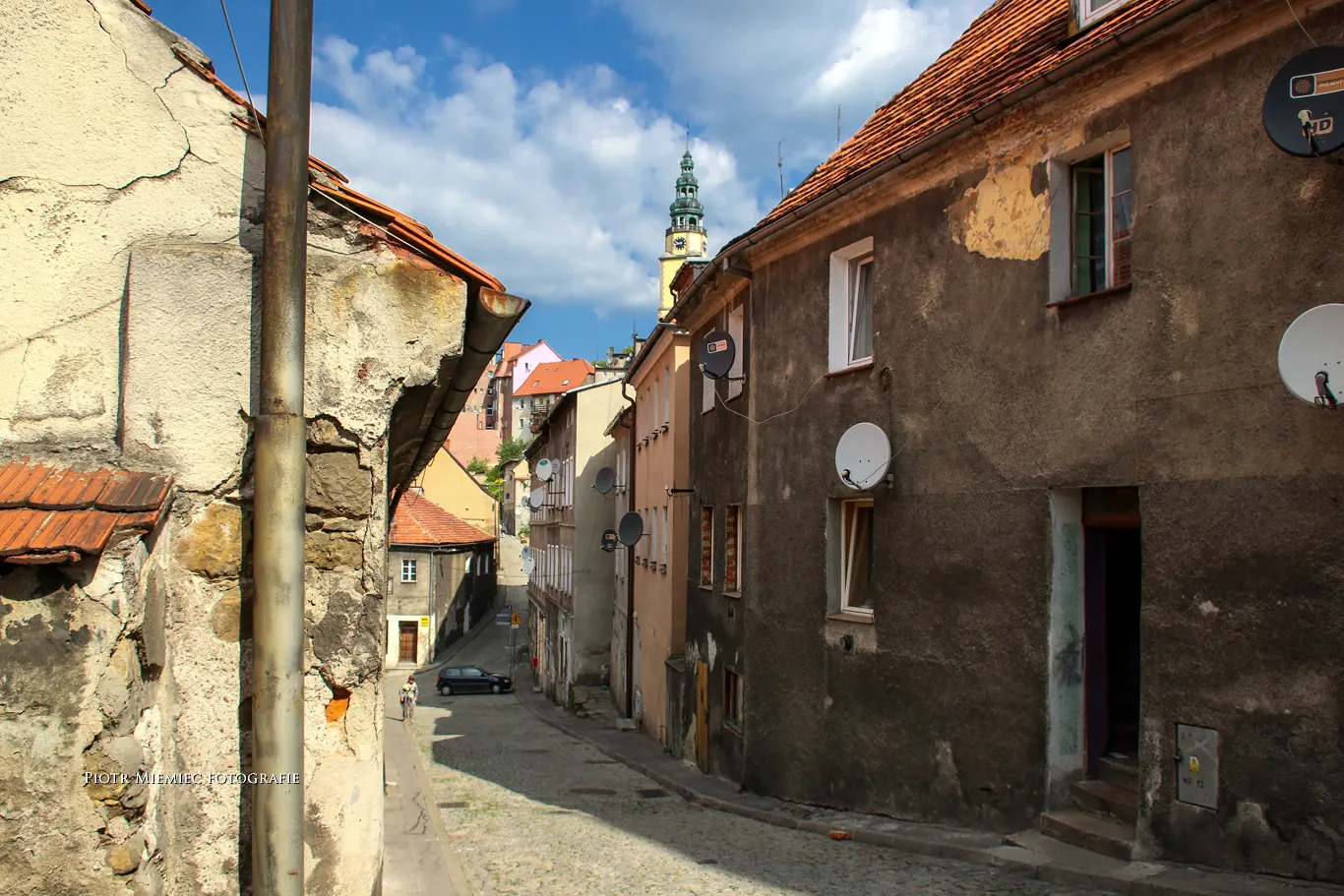 Stare domy przy ulicy Podmiejskiej w Bystrzycy Kłodzkiej – architektura z początku XX wieku.