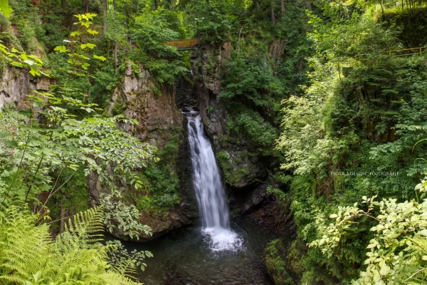 Widok na Wodospad Wilczki w Międzygórzu z górnego punktu widokowego, z którego dobrze widać wąwóz i skalny próg.