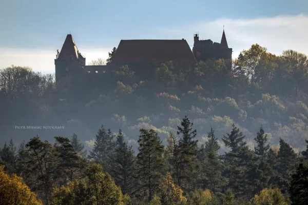 Fotografia zamku Grodziec – próba w trudnym świetle