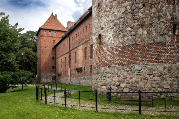 Widok na zamek krzyżacki w Bytowie sfotografowany z zewnątrz