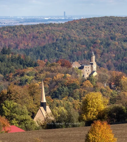 Zamek Grodno otoczony jesiennym pejzażem