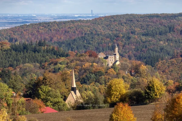 Zamek Grodno otoczony jesiennym pejzażem