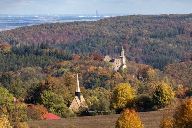 Zamek Grodno otoczony jesiennym pejzażem